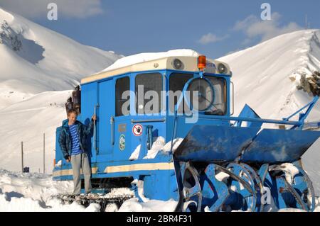 Rétro rétro bleu chasse-neige caterpillar extra-robuste sur la route alpine haute Grossglockner en Autriche. Banque D'Images