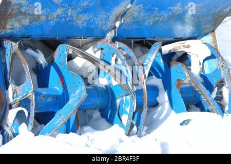 Rétro rétro bleu chasse-neige caterpillar extra-robuste sur la route alpine haute Grossglockner en Autriche. Banque D'Images