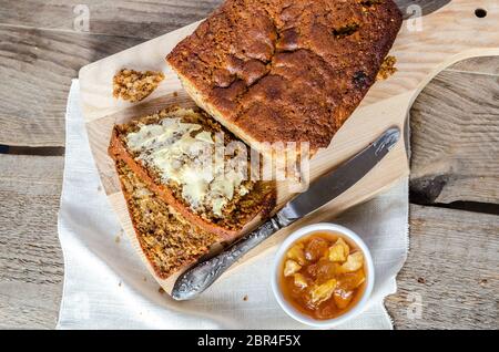 Miche de pain avec confiture apple Banque D'Images