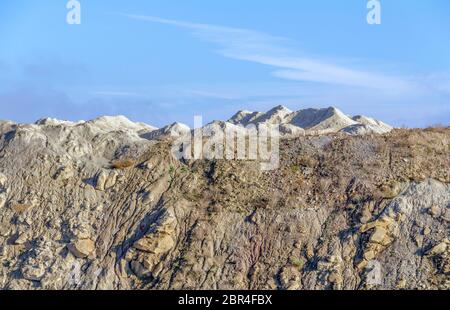 Paysage ensoleillé de tas de déblais dans une carrière dans le sud de l'Allemagne Banque D'Images