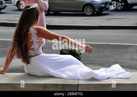 Mariage Foto tournage en face de l'opéra de vienne à vienne Banque D'Images