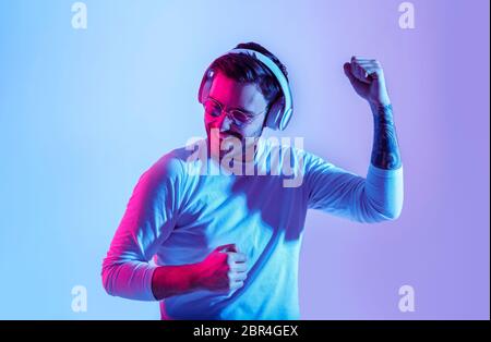 Danse avec votre musique préférée. Guy avec son casque s'amuse avec sa chanson préférée Banque D'Images