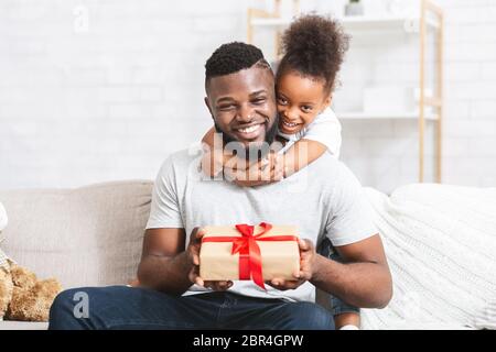 Petite fille aimante donnant cadeau à son père Banque D'Images