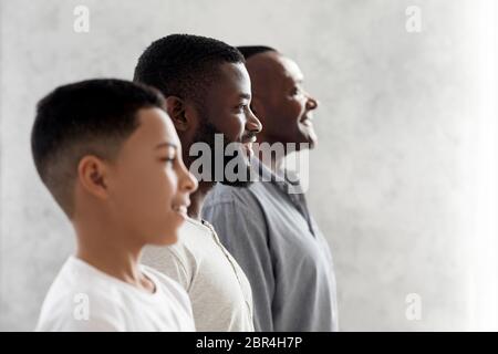 Famille masculine multi-générationnelle. Vue latérale de Black son, Père et grand-père Banque D'Images
