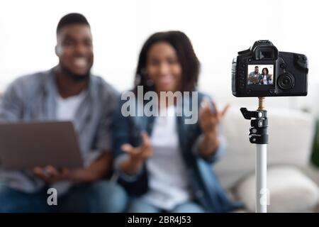 Caméra vidéo d'enregistrement pour couple afro-américain de blogueurs à la maison Banque D'Images