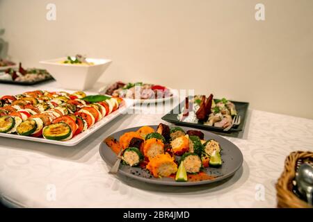 Légumes et autres en-cas sur la table de fête dans le restaurant. Légumes divers en-cas et autres bouchées sur table de vacances. Catering weddi Banque D'Images