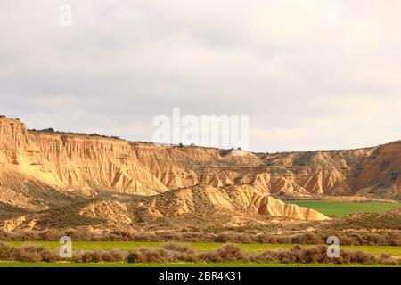 Paysages et caractéristiques érosionnelles saisissants dans la région naturelle du semi-désert de Bardenas Reales, Réserve de biosphère de l'UNESCO, Navarre, Espagne Banque D'Images