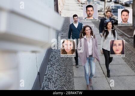 Focus sélectif de personnes reconnu des visages avec système d'apprentissage intellectuel Banque D'Images