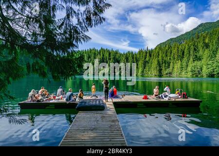 Les gens à quai, site récréatif de Cat Lake, près de Squamish, Colombie-Britannique, Canada Banque D'Images