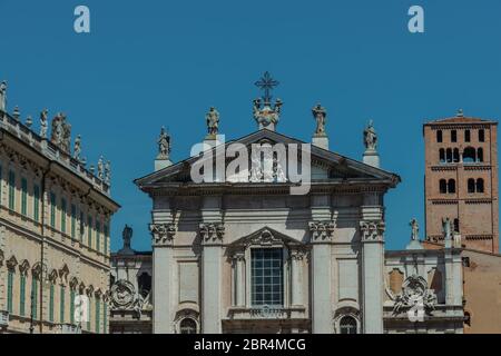 La célèbre place de la Renaissance Piazza Sordello à Mantoue. Vue sur la cathédrale San Pietro et le bâtiment historique. Banque D'Images