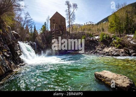 Cascade à Old Crystal Mill White River forêt nationale Colorado été Banque D'Images