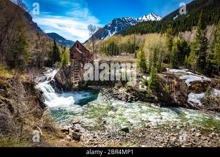 Cascade à Old Crystal Mill White River forêt nationale Colorado été Banque D'Images