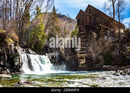 Cascade à Old Crystal Mill White River forêt nationale Colorado été Banque D'Images