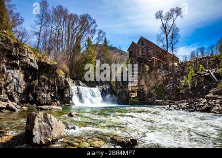 Cascade à Old Crystal Mill White River forêt nationale Colorado été Banque D'Images