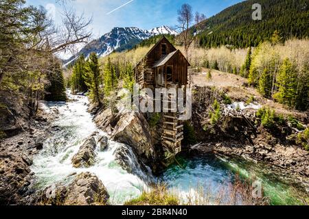 Cascade à Old Crystal Mill White River forêt nationale Colorado été Banque D'Images