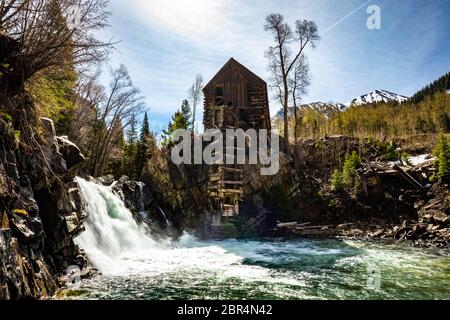 Cascade à Old Crystal Mill White River forêt nationale Colorado été Banque D'Images