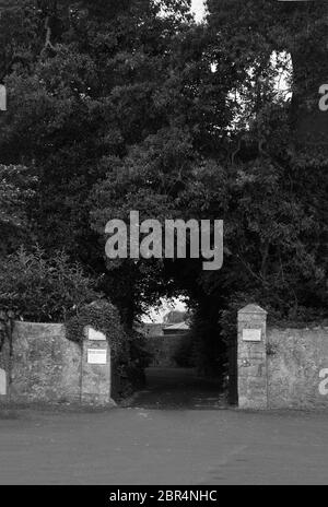 2020 mai - entrée sombre dans une grande maison dans le village Somerset de Cheddar. Banque D'Images