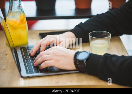 mans pratique sur le clavier d'ordinateur portable concept freelance Banque D'Images