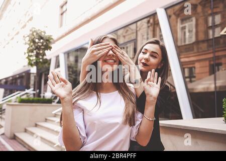 deux amies gaies s'amusant dans une rue de la ville Banque D'Images