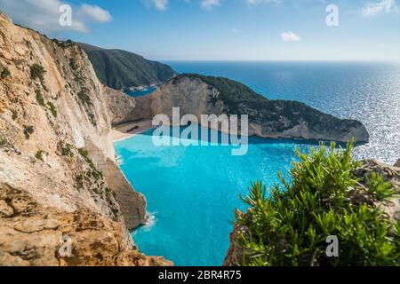 Vue imprenable sur les falaises de Shipwreck Cove en été sur l'île de Zante, Grèce Banque D'Images