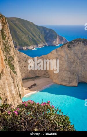 Vue imprenable sur les falaises de Shipwreck Cove en été sur l'île de Zante, Grèce Banque D'Images