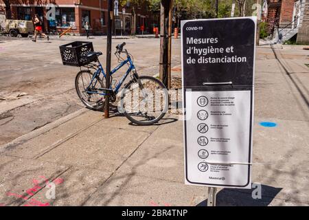 Montréal, CA - 27 avril 2020 : Covid-19 Directive de sécurité panneau français dans le district du plateau Banque D'Images