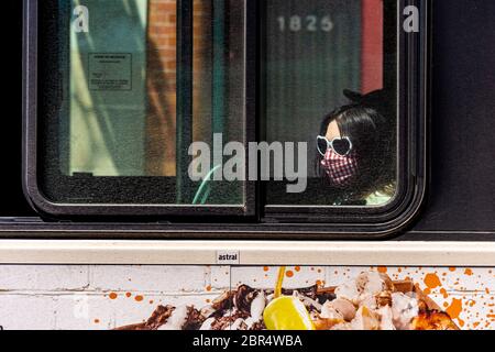 Montréal, CA - 20 mai 2020 : passager de l'autobus STM avec masque facial pendant la pandémie Covid 19 Banque D'Images