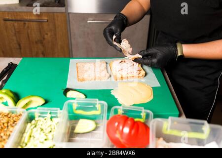 Processus de fabrication de toasts avec du jambon et du fromage dans une cuisine de restaurant Banque D'Images