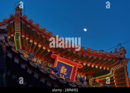 Lever de lune au-dessus de l'ancienne pagode au sommet de la colline du parc Jingshan, Prospect Hill, dans le centre de Pékin Banque D'Images