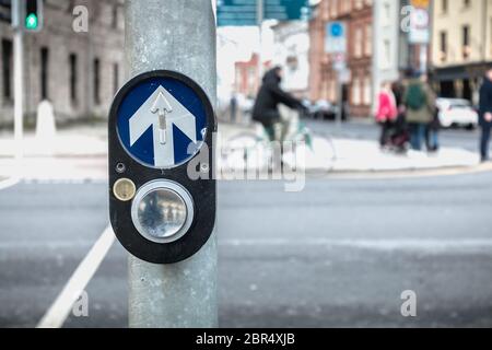 Bouton pour activer le passage pour piétons sur la route sur un passage pour piétons dans le centre-ville par une journée d'hiver Banque D'Images