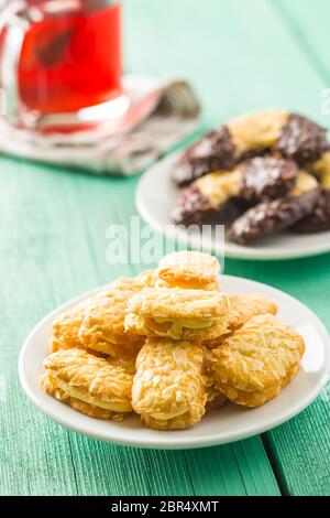 Biscuits de dessert sur la table verte. Banque D'Images