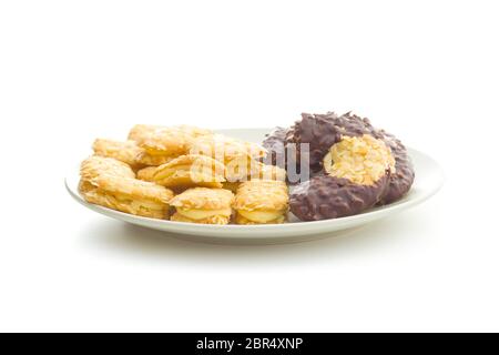 Biscuits de dessert sur assiette isolé sur fond blanc. Banque D'Images