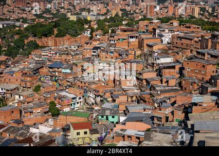 Medellin - Colombie - 11. Janvier 2020: Vue sur un quartier pauvre dans les collines au-dessus de Medellin, Colombie Banque D'Images