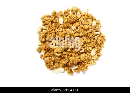 Petite pile de granit sur fond blanc. Petit tas de muesli avec des noix isolées sur blanc Banque D'Images