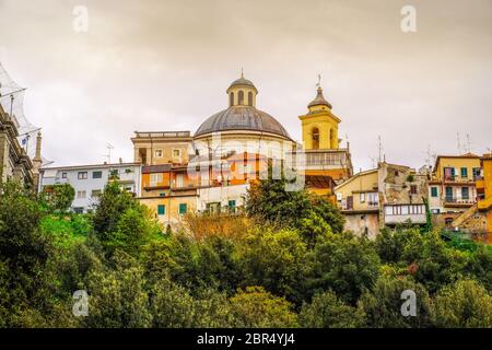 Ariccia - rome banlieue en Latium sur Castelli Romani la coupole de l'église Santa Maria avec horizon du village. Banque D'Images