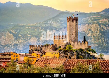 Village italien malcesine ville paisible et le château sur le lac de Garde romantique au bord de l'idyllique village pittoresque coucher du soleil . Banque D'Images