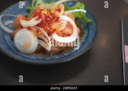 Et l'aigreur tranche brute épicée salade de saumon Banque D'Images