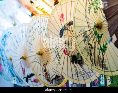 Beijing / Chine - 17 juillet 2016: Parasols chinois décorés en papier d'huile exposés Banque D'Images