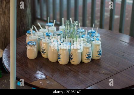 Beijing / Chine - 17 juillet 2016: Tasses de Lao Beijing Suannai, populaire Old-style Beijing yogourt fait en chauffant du lait, du sucre, et un mélange de noix et Banque D'Images