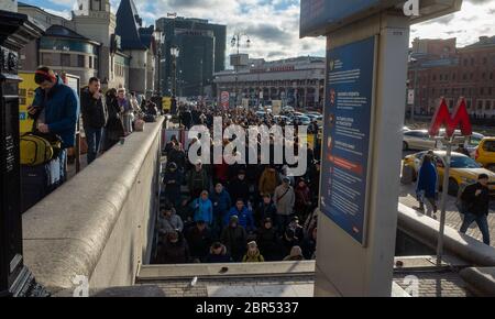 1er avril 2019 Moscou, Russie. Une foule de passagers descendent dans le métro pendant l'heure de pointe du matin sur la place de trois stations à Moscou. Banque D'Images