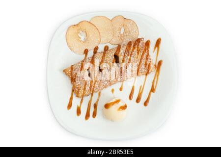 Cheesecake avec pomme sur fond blanc, chocolat. Banque D'Images