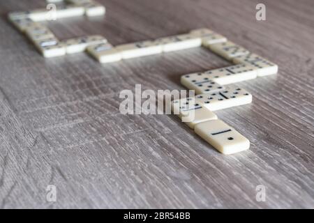 Les pièces du jeu de dominos sur la table en bois Banque D'Images