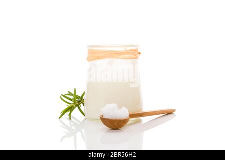 Le saindoux de graisses de porc sur cuillère en bois et en pot de verre isolé sur fond blanc. Banque D'Images