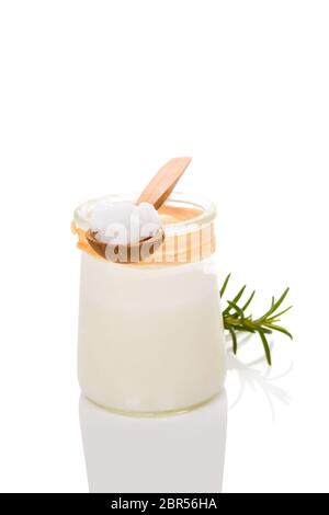 Le saindoux sur cuillère en bois, en bocal verre isolé sur fond blanc. Des matières grasses. Banque D'Images