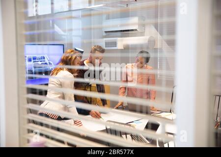 Les gens créatifs travaillant dans un bureau moderne et décontracté Banque D'Images