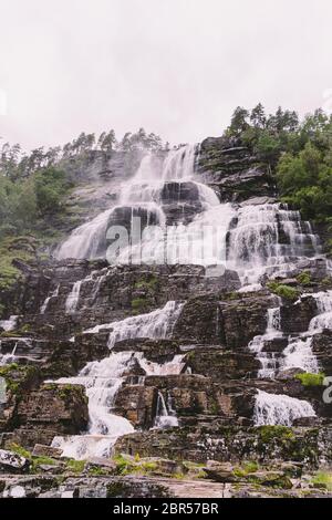 Vue sur la cascade de Tvindefossen ou Tvinnefossen près de Voss, Norvège. Naturel, paysage. Camping Tvinde. Marquise, rochers Banque D'Images