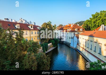 La vue sur la rivière d'été au-dessus de Prague Banque D'Images