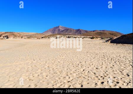 Vue sur la magnifique plage Playa de la Cera, mer bleue, sable jaune, falaises. Papagayo, Playa Blanca, Lanzarote, Îles Canaries, Foyer Sélectif Banque D'Images