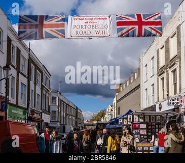 Bannière de rue sur Portobello Road Market avec deux drapeaux britanniques.foules de touristes et de magasins londoniens. Notting Hill, West London, Angleterre, Royaume-Uni Banque D'Images