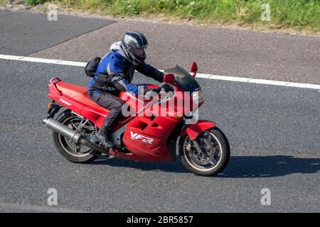 Red Honda VFR800 (Interceptor) ; motard ; transport à deux roues, motos, véhicule, routes, motos, motards motorisés sur l'autoroute M6 Chorley, Royaume-Uni Banque D'Images